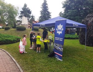 dzieci przy stoisku profilaktyczno-edukacyjnym krynickiej Policji