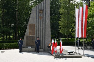 1.  warta przy pomnikach