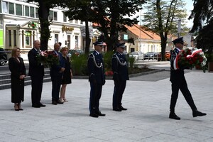 2. złożenie wieńców pod pomnikami