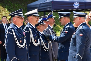 13. I Zastępca KWP w Krakowie dekoruje policjantkę medalem