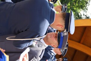 14. I Zastępca KWP w Krakowie dekoruje policjanta medalem