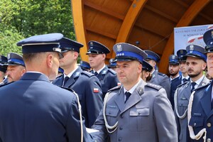 16. I Zastępca KWP w Krakowie gratuluje awansowanemu policjantowi