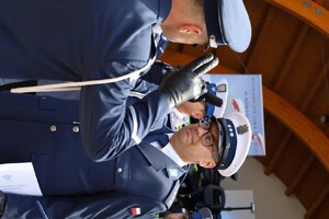 17. policjant oddaje honor I Zastępcy KWP w Krakowie