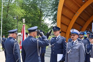 19. awansowany policjant oddaje honor I Zastępcy KWP w Krakowie