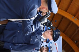 20. policjant oddaje honor I Zastępcy KWP w Krakowie