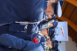 21. policjantka oddaje honor I Zastępcy KWP w Krakowie