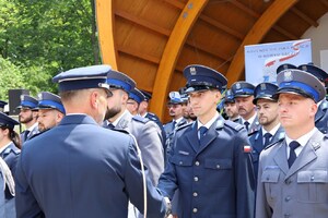 22. I Zastępca KWP w Krakowie gratuluje policjantowi awansu