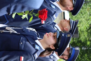 23.  I Zastępca KWP w Krakowie wręcza kwiat awansowanej policjantce
