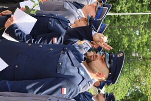 24. policjant oddaje honor