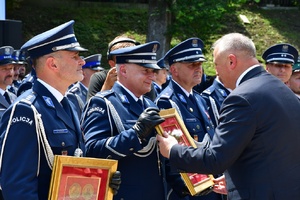 26. Burmistrz Miasta Grybów wręcza pamiątkowe medale