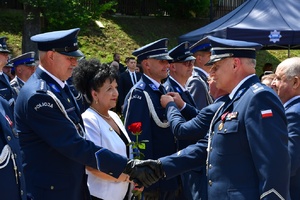 27. komendant gratuluje policjantowi