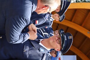 28. wicestarosta dekoruje policjanta
