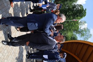 31. wicestarosta dekoruje odznaczeniem pracownika Policji