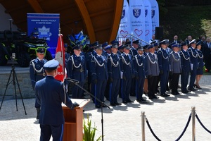 36. I Zastępca KWP w Krakowie przemawia, w tyle wyróżnieni policjanci