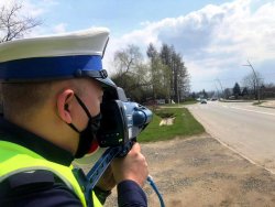 policjant ruchu drogowego z laserowym miernikiem prędkości