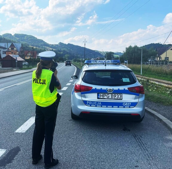 policjantka ruchu drogowego z laserowym miernikiem prędkości - fot. arch. KMP NS