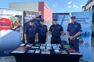 policjantki i policjanci przy stoisku informacyjno-profilaktycznym - fot. KWP w Krakowie