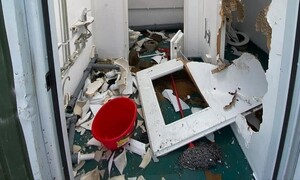zdewastowane pomieszczenie orlika - fot. Urząd Gminy Chełmiec — kopia