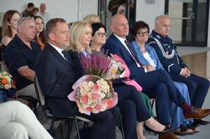 dyrekcja szkoły, zaproszeni goście w tym komendant - fot. ZS w Marcinkowicach