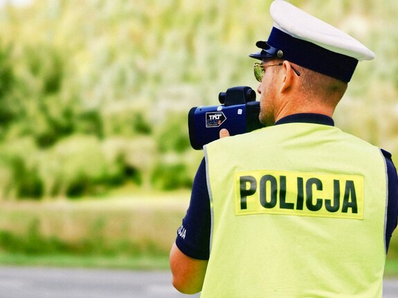 policjant ruchu drogowego z laserowym miernikiem prędkości