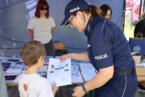 policjantka wręcza chłopcu pamiątkowy dyplom