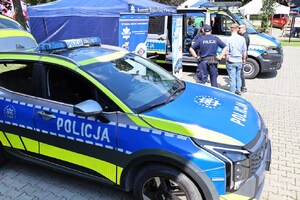 policyjne radiowozy i stoisko profilaktyczne
