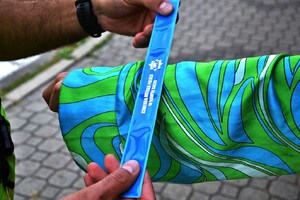 policjant zakłada opaskę odblaskową na rękę dziewczyny