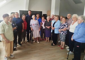 policjant na wspólnym zdjęciu z seniorami