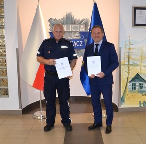 komendant i dyrektor na wspólnym zdjęciu