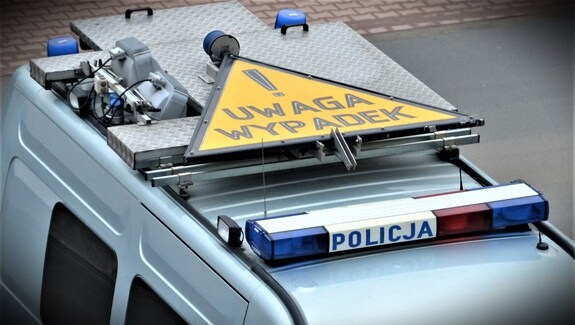 fragment radiowozu zespołu wypadkowego WRD, na dachu pojazdu żółty znak ostrzegawczy z napisem uwaga wypadek