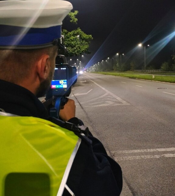 policjant z laserowym miernikiem prędkości — kopia