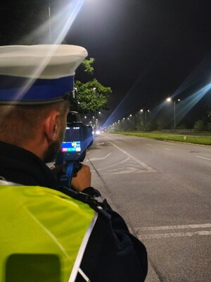 policjant z laserowym miernikiem prędkości