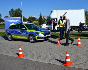 młody mężczyzna w alkogoglach pokonuje tor przeszkód