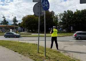 5. policjant z laserowym miernikiem prędkości