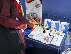 6. kobieta bierze ze stolika materiały edukacyjne