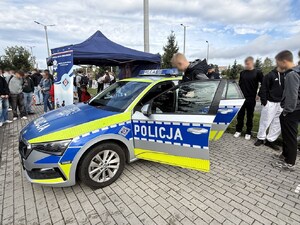 7. młodzież ogląda z bliska policyjny radiowóz