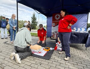 10. wolontariusze instruują jak wykonać resuscytację
