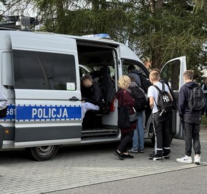 11. młodzi ludzie przy radiowozie