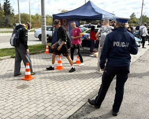 13. uczestnicy w alkogoglach pokonują tor przeszkód