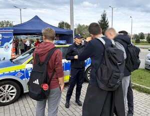 14. policjantka rozmawia z młodzieżą o zasadach bezpieczeństwa na drodze