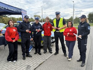 15. wspólne zdjęcie policjantów i wolontariuszy PCK