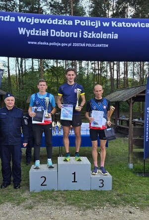 podium biegu, sierż. H. Warzecha na 1. miejscu