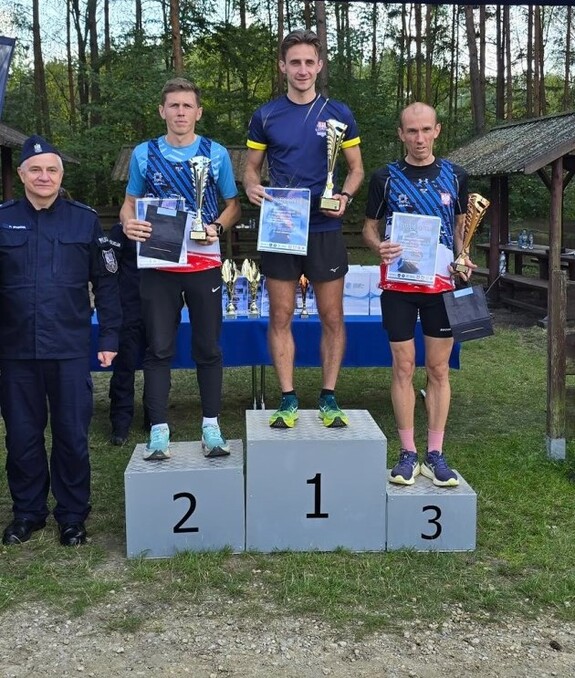 podium biegu, sierż. H. Warzecha na 1. miejscu