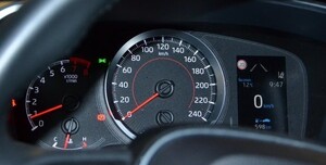 liczniki i zegary na desce rozdzielczej samochodu