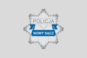 logo sądeckiej Policji na szarym tle
