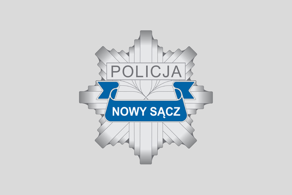 logo sądeckiej Policji na szarym tle