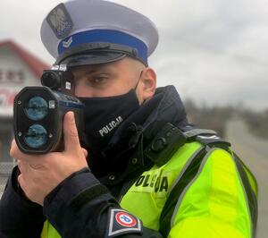 policjant ruchu drogowego z laserowym miernikiem prędkości