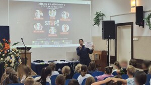 funkcjonariuszka w sali lekcyjnej podczas prelekcji