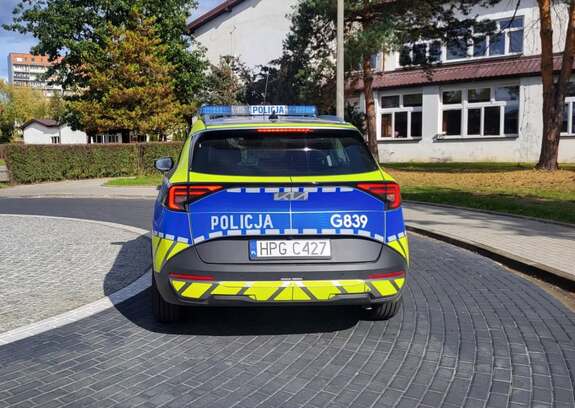 radiowóz przy szkole