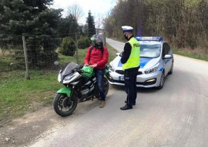 kontrola drogowa - policjant i motocyklista